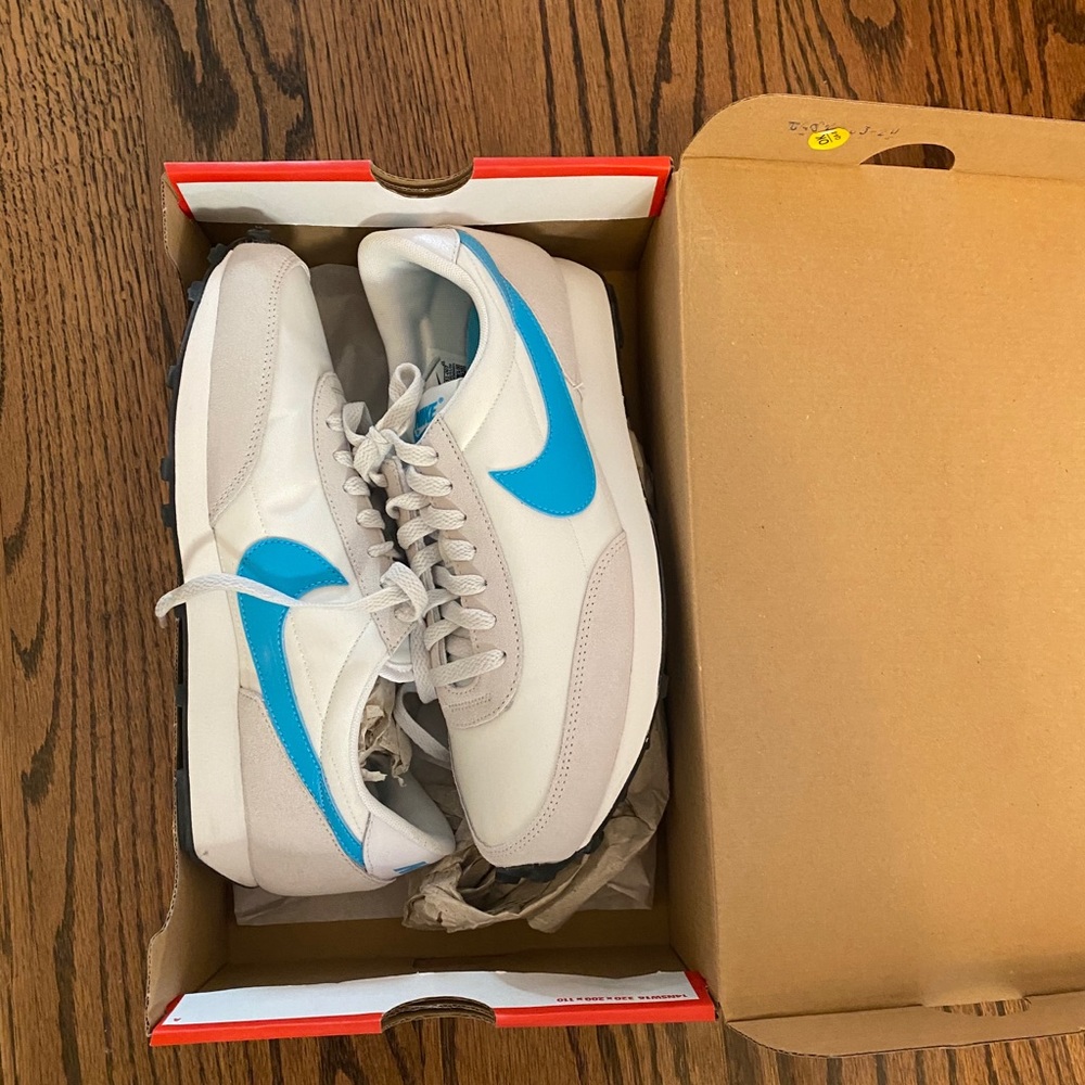 Nike Women’s daybreak sneaker